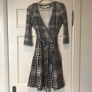DIANE VON FURSTENBERG Black and white wrap dress